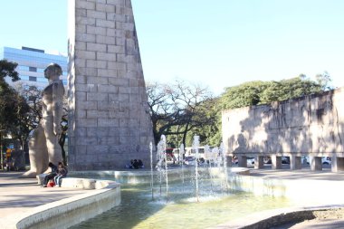 Curitiba (PR), Brezilya 06 / 19 / 2023 - Parana 'nın başkentinde düşük sıcaklıkta haberler ve iyi paketlenmiş insanlar ve ayrıca kışlık giysi ve eşyalar arıyorlar.