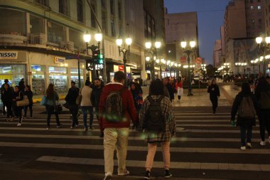 Curitiba (PR), Brezilya 06 / 19 / 2023 - Parana 'nın başkentinde düşük sıcaklıkta haberler ve iyi paketlenmiş insanlar ve ayrıca kışlık giysi ve eşyalar arıyorlar.