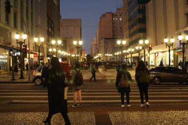 Curitiba (PR), Brezilya 06 / 19 / 2023 - Parana 'nın başkentinde düşük sıcaklıkta haberler ve iyi paketlenmiş insanlar ve ayrıca kışlık giysi ve eşyalar arıyorlar.