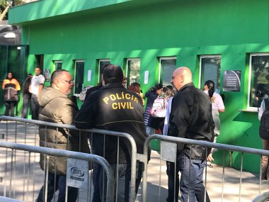 Sao Paulo (SP), Brezilya 06 / 19 / 2023 - Bu pazartesi sabahı Procon ve Sivil Polis tarafından şarkıcı Taylor Swift 'in konser biletinin bilet kuyruğundan 20 ila 30 para değiştirici çıkarıldı. 