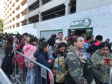 Sao Paulo (SP), Brezilya 06 / 19 / 2023 - Bu pazartesi sabahı Procon ve Sivil Polis tarafından şarkıcı Taylor Swift 'in konser biletinin bilet kuyruğundan 20 ila 30 para değiştirici çıkarıldı. 