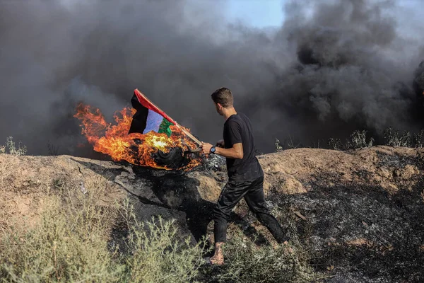 Palestinian Youths Set Fire Rubber Tires Eastern Borders Gaza Strip — Stock Photo, Image