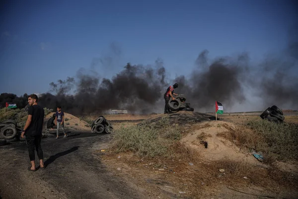 Palestijnse Jongeren Hebben Rubberbanden Brand Gestoken Aan Oostelijke Grenzen Van — Stockfoto