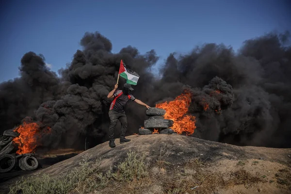 Filistinli Gençler Gazze Şeridi Nin Doğu Sınırında Lastik Lastikleri Ateşe — Stok fotoğraf