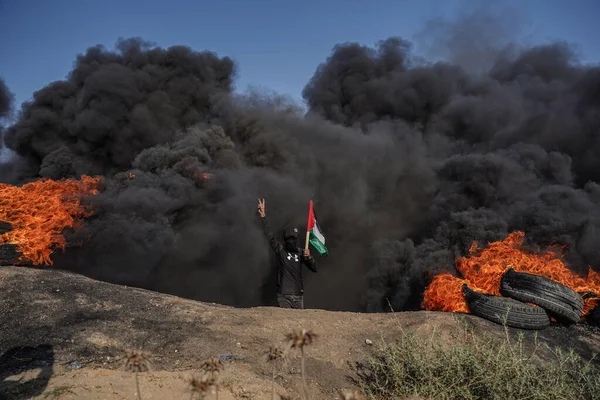 Filistinli Gençler Gazze Şeridi Nin Doğu Sınırında Lastik Lastikleri Ateşe — Stok fotoğraf