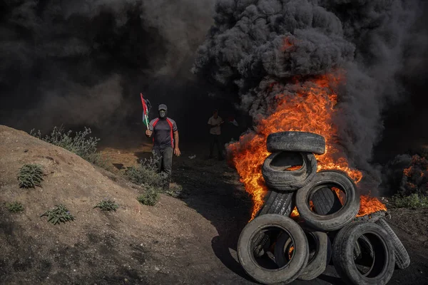 Jovens Palestinos Incendiaram Pneus Borracha Nas Fronteiras Orientais Faixa Gaza — Fotografia de Stock