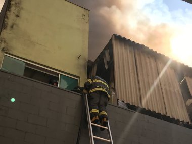 Sao Paulo (SP), Brezilya - Bir dini eşya dükkanında çıkan yangın, 20 Haziran 2023 günü öğleden sonra Vila Maria Mahallesi 'nde, uzmanlık için izole edilmiş 14 itfaiyeciyi harekete geçirdi.