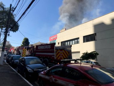 Sao Paulo (SP), Brezilya - Bir dini eşya dükkanında çıkan yangın, 20 Haziran 2023 günü öğleden sonra Vila Maria Mahallesi 'nde, uzmanlık için izole edilmiş 14 itfaiyeciyi harekete geçirdi.