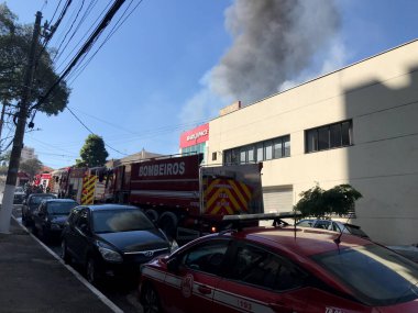 Sao Paulo (SP), Brezilya - Bir dini eşya dükkanında çıkan yangın, 20 Haziran 2023 günü öğleden sonra Vila Maria Mahallesi 'nde, uzmanlık için izole edilmiş 14 itfaiyeciyi harekete geçirdi.