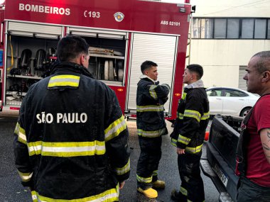 Sao Paulo (SP), Brezilya - Bir dini eşya dükkanında çıkan yangın, 20 Haziran 2023 günü öğleden sonra Vila Maria Mahallesi 'nde, uzmanlık için izole edilmiş 14 itfaiyeciyi harekete geçirdi.
