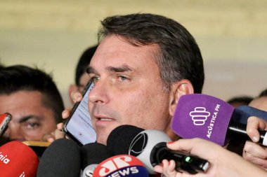 Brasilia (DF), Brezilya 06 / 21 / 2023 - Senatör Flavio Bolsonaro (PL-RJ), Cristiano Zanin Martins 'in STF bakanlığına aday olduğu CCJ odasından çıktıktan sonra basın mensuplarına konuştu; 21 Haziran 2023 günü öğleden sonra