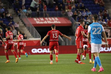 Vanzeir, MLS Normal Sezonu 'nda amacını kutluyor: New York Red Bulls, Charlotte FC' ye karşı. 21 Haziran 2023, Harison, New Jersey, ABD: Vanzeir (Red Bulls), Major League Soccer (MLS) için Charlotte FC 'ye karşı oynadığı maçtaki golünü kutlar.) 