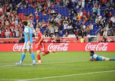 Vanzeir, MLS Normal Sezonu 'nda amacını kutluyor: New York Red Bulls, Charlotte FC' ye karşı. 21 Haziran 2023, Harison, New Jersey, ABD: Vanzeir (Red Bulls), Major League Soccer (MLS) için Charlotte FC 'ye karşı oynadığı maçtaki golünü kutlar.) 