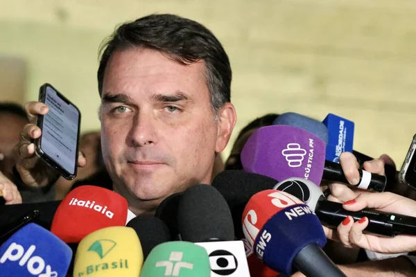 巴西利亚 巴西06 2023 参议员Flavio Bolsonaro 在离开Ccj会议室后对媒体发表了讲话 Cristiano Zanin Martins被提名为Stf部长 2023年6月21日星期三下午 — 图库照片