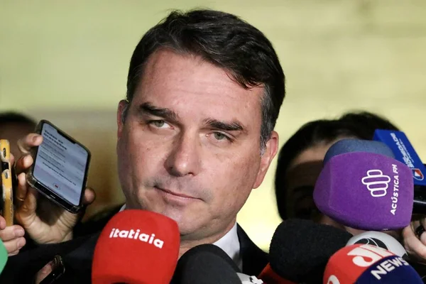 巴西利亚 巴西06 2023 参议员Flavio Bolsonaro 在离开Ccj会议室后对媒体发表了讲话 Cristiano Zanin Martins被提名为Stf部长 2023年6月21日星期三下午 — 图库照片