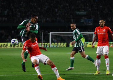 Curitiba (PR), Brezilya 06 / 22 / 2023 - Brezilya Serie A Şampiyonası 'nın 11. turu için geçerli olan Coritiba ile Internacional arasında Couto Pereira Stadyumu' nda oynanan maçta top anlaşmazlığı