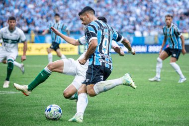 PORTO ALEGRE (RS), Brezilya 06 / 25 / 2023 - Suarez, Porto Alegre 'nin kuzeyinde Arena do Gremio' da düzenlenen Gremio ve Coritiba arasında oynanan karşılaşmada Villasanti 'nin golüne yardımcı oluyor.