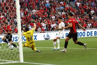 Curitiba (PR), Brezilya 06 / 24 / 2023 - Athletico PR 'dan Vitor Roque, 2023 Brezilya Şampiyonası' nın 12. turunda Corinthians 'a karşı attığı golü kutluyor.