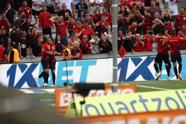 Curitiba (PR), Brezilya 06 / 24 / 2023 - Athletico PR 'dan Vitor Roque, 2023 Brezilya Şampiyonası' nın 12. turunda Corinthians 'a karşı attığı golü kutluyor.