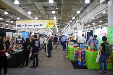 New York 'taki 67. Yaz Süslü Yemek Şovu. 25 Haziran 2023, New York, ABD: 67. Süslü yemek fuarı 25-27 Haziran tarihleri arasında Javits Kongre Merkezi 'nde gerçekleşti. ABD 'deki en büyük B2B spesiyal gıda etkinliğidir.