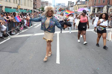 53. NYC Onur Yürüyüşü Mart 2023. 25 Haziran, New York, ABD: 53. NYC Onur Yürüyüşü 2023 25. Cadde ve 5. Cadde 'den başlıyor ve 5. Cadde' den güneye doğru devam ediyor. 