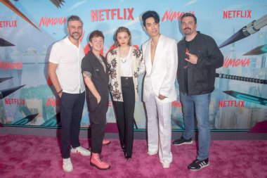 Netflix 'in Nimona New York gösterimi. 24 Haziran 2023, New York, New York, ABD: (L-R) Troy Quane, ND Stevenson, Chloe Grace Moretz, Eugene Lee Yang ve Nick Bruno Netflix 'ten Nimona' nın New York gösterimine katıldılar. 