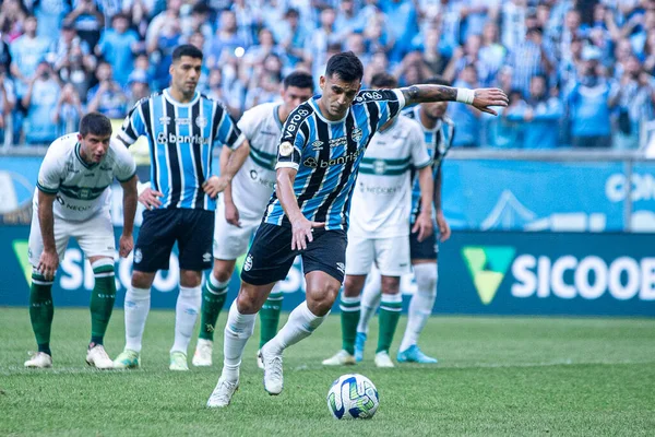 Porto Alegre ブラジル06 2023 クリスタルドは アリーナ グレミオで開催されたブラジリアの12番目のために有効なグレミオとコリチバの試合で得点し 彼の目標を祝う — ストック写真