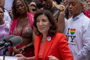2023 New York Şehri Onur Yürüyüşü. 25 Haziran 2023, New York, New York, ABD: New York Valisi Kathy Hochul, Trans Youth için güvenli bir sığınak olarak Empire State 'i kuran bir yasanın imzalanması sırasında basın mensuplarına konuştu 