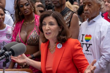 2023 New York Şehri Onur Yürüyüşü. 25 Haziran 2023, New York, New York, ABD: New York Valisi Kathy Hochul, Trans Youth için güvenli bir sığınak olarak Empire State 'i kuran bir yasanın imzalanması sırasında basın mensuplarına konuştu 