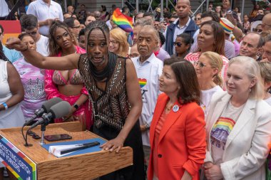 2023 New York Şehri Onur Yürüyüşü. 25 Haziran 2023, New York, New York, ABD: Billy Porter, Empire State 'i Trans Youth için güvenli bir sığınak haline getiren bir yasa tasarısı imzalarken basın mensuplarına konuştu 