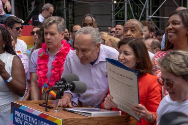 2023 New York Şehri Onur Yürüyüşü. 25 Haziran 2023, New York, New York, ABD: Senato Çoğunluk Lideri, ABD Senatör Chuck Schumer (D-NY), Empire State 'i kuran bir yasanın imzalanması sırasında basın mensuplarına konuştu