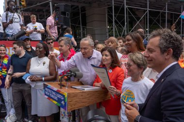 2023 New York Şehri Onur Yürüyüşü. 25 Haziran 2023, New York, New York, ABD: Senato Çoğunluk Lideri, ABD Senatör Chuck Schumer (D-NY), Empire State 'i kuran bir yasanın imzalanması sırasında basın mensuplarına konuştu 