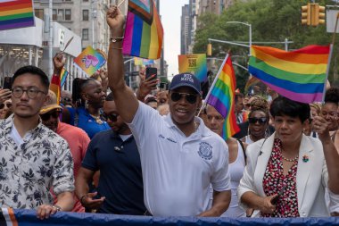 2023 New York Şehri Onur Yürüyüşü. 25 Haziran 2023, New York, New York, ABD: New York Belediye Başkanı Eric Adams (C) New York City Onur Yürüyüşüne 25 Haziran 2023 'te New York' ta katıldı..  