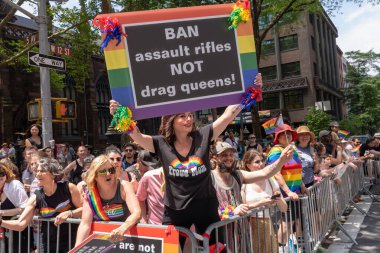 2023 New York Şehri Onur Yürüyüşü. 25 Haziran 2023, New York, New York, ABD: Bir seyirci & quot; Ban Assault Rifles not drag Queens! & quot; tabelasını 25 Haziran 2023 'te New York City Pride Parade' de düzenledi.. 