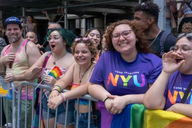 2023 New York Şehri Onur Yürüyüşü. 25 Haziran 2023, New York, New York, ABD: Gururlu bayraklı izleyiciler New York City Onur Yürüyüşü 'nü 25 Haziran 2023' te New York 'ta izliyorlar.. 