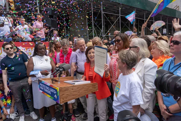 2023年纽约市骄傲大游行 2023年6月25日 美国纽约 纽约州州长凯西 霍库尔 Kathy Hochul 在一年一度的纽约市骄傲游行之前签署了一项法案 将帝国主义者州建设成为跨青年的安全港 — 图库照片