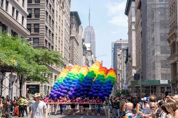 2023 New York Şehri Onur Yürüyüşü. 25 Haziran 2023, New York, New York, ABD: 25 Haziran 2023 'te New York City' de düzenlenen yıllık New York Onur Yürüyüşü 'ne gökkuşağı bayrağı renginde bir balonla katılan yürüyüşçüler katılıyor. 