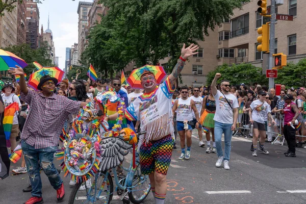 2023年纽约市骄傲大游行 2023年6月25日 美国纽约 2023年6月25日 有彩虹旗标志和横幅的人在纽约市参加了一年一度的 纽约市骄傲游行 — 图库照片