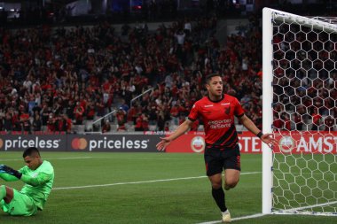 Curitiba (PR), Brezilya 27 / 06 / 2023 - Athletico PR 'dan Vitor Bueno, Libertadores 2023' ün grup aşamasının 6. turu için geçerli olan Alianza Lima 'ya karşı attığı golü kutluyor.