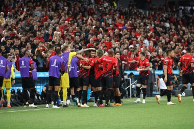 Curitiba (PR), Brezilya 27 / 06 / 2023 - Athletico PR 'dan Vitor Bueno, Libertadores 2023' ün grup aşamasının 6. turu için geçerli olan Alianza Lima 'ya karşı attığı golü kutluyor. 