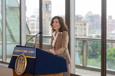 Vali Hochul, ülkenin ilk trafik sıkışıklığı fiyatının ilerleyeceğini açıkladı. 27 Haziran 2023, New York, New York, ABD: New York Eyaleti Valisi Kathy Hochul, ülkenin ilk trafik sıkışıklığı fiyatlarının yükseleceğini ve hava kalitesinin yükseleceğini duyurdu 