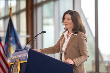 Vali Hochul, ülkenin ilk trafik sıkışıklığı fiyatının ilerleyeceğini açıkladı. 27 Haziran 2023, New York, New York, ABD: New York Eyaleti Valisi Kathy Hochul, ülkenin ilk trafik sıkışıklığı fiyatlarının yükseleceğini ve hava kalitesinin yükseleceğini duyurdu 