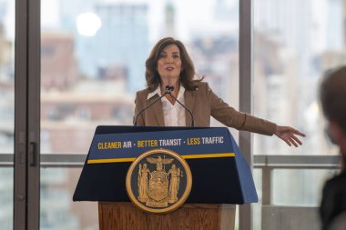 Vali Hochul, ülkenin ilk trafik sıkışıklığı fiyatının ilerleyeceğini açıkladı. 27 Haziran 2023, New York, New York, ABD: New York Eyaleti Valisi Kathy Hochul, ülkenin ilk trafik sıkışıklığı fiyatlarının yükseleceğini ve hava kalitesinin yükseleceğini duyurdu 