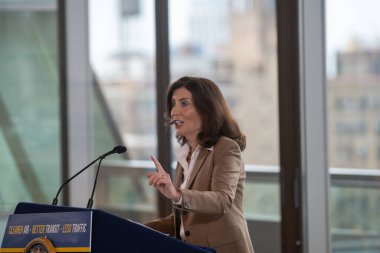 Vali Hochul, ülkenin ilk trafik sıkışıklığı fiyatının ilerleyeceğini açıkladı. 27 Haziran 2023, New York, New York, ABD: New York Eyaleti Valisi Kathy Hochul, ülkenin ilk trafik sıkışıklığı fiyatlarının yükseleceğini ve hava kalitesinin yükseleceğini duyurdu 