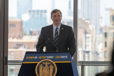 Vali Hochul, ülkenin ilk trafik sıkışıklığı fiyatının ilerleyeceğini açıkladı. 27 Haziran 2023, New York, New York, ABD: ABD Temsilcisi Dan Goldman, Vali Hochul & # 39; 'un ülkede ilk kez trafik sıkışıklığı fiyatlandırmasıyla ilgili duyurusu sırasında konuştu 