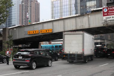 Şiddetli hava koşulları nedeniyle New York 'ta yoğun trafik var. 26 Haziran 2023, New York, ABD: Şiddetli hava koşulları New York 'ta aralıklı yağış nedeniyle, Manhattan bölgesinde yoğun trafik sıkışıklığına neden oluyor ve sürücüler için bunu karmaşık hale getiriyor 