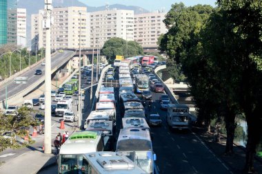 Rio de Janeiro (RJ), Brezilya 06 / 27 / 2023 - Bu Cuma sabahı Rio de Janeiro şehir merkezinde Avenida başkanı Vargas ve Avenida Rio Branco 'da trafiğe yol açan çok sayıda araç var.