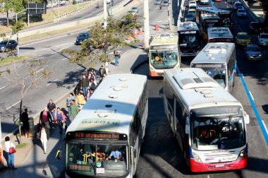 Rio de Janeiro (RJ), Brezilya 06 / 27 / 2023 - Bu Cuma sabahı Rio de Janeiro şehir merkezinde Avenida başkanı Vargas ve Avenida Rio Branco 'da trafiğe yol açan çok sayıda araç var.