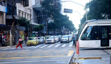 Rio de Janeiro (RJ), Brezilya 06 / 27 / 2023 - Bu Cuma sabahı Rio de Janeiro şehir merkezinde Avenida başkanı Vargas ve Avenida Rio Branco 'da trafiğe yol açan çok sayıda araç var.