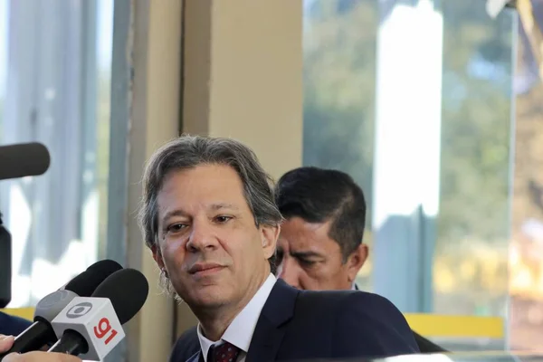 Brazylia Brazylia 2023 Minister Finansów Fernando Haddad Opuszcza Budynek Ministerstwa — Zdjęcie stockowe